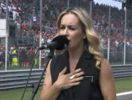 Alexia canta l'Inno d'Italia al GP di Monza